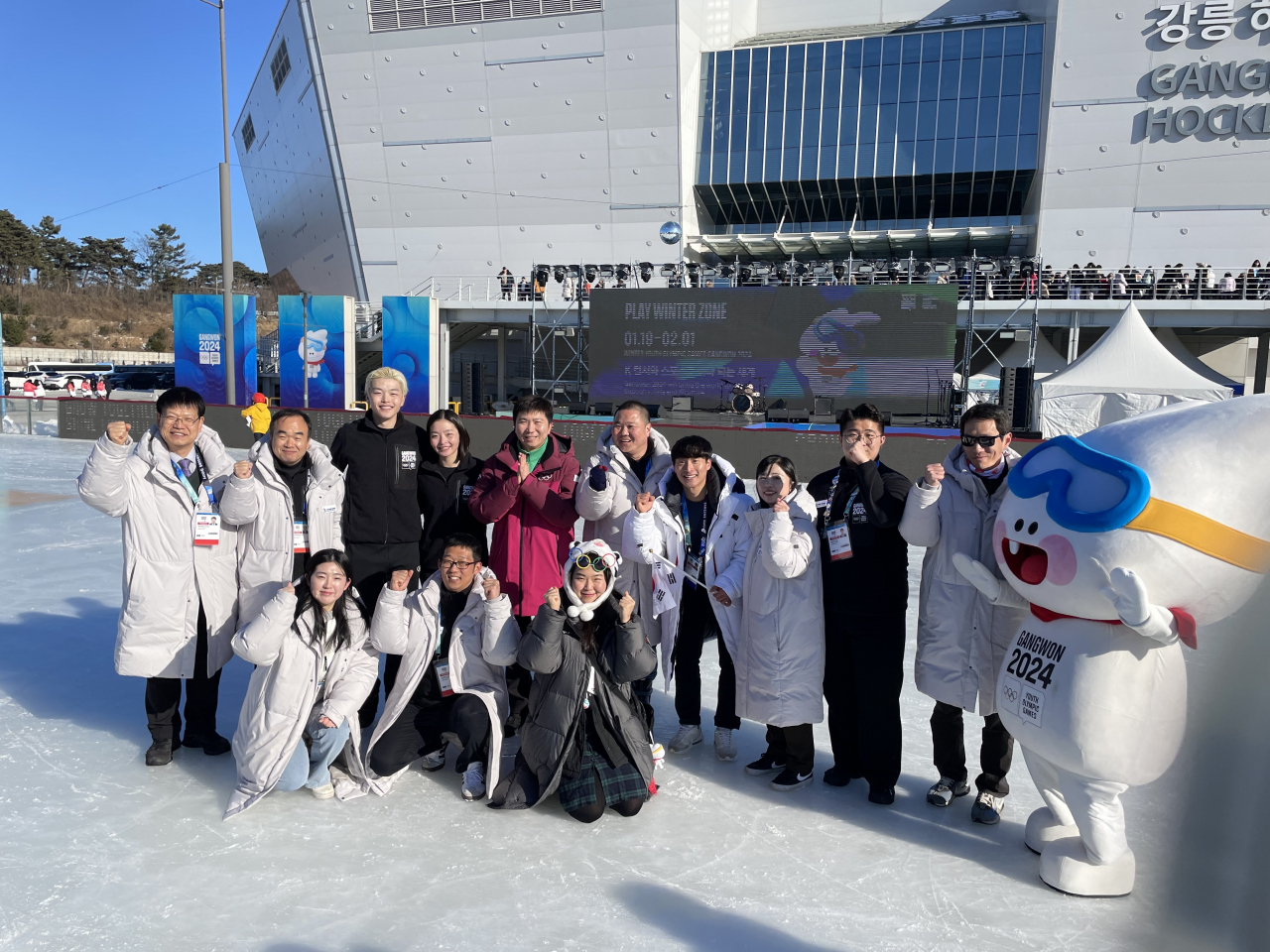 Alex Hideo Shibutani (second row, third from left) and Maia Harumi Shibutani (fourth from left) pose for photos with staff of the PyeongChang 2018 Legacy Foundation on Jan. 25 at Gangneung Hockey Centre in Gangneung, Gangwon Province. (PyeongChang 2018 Legacy Foundation)