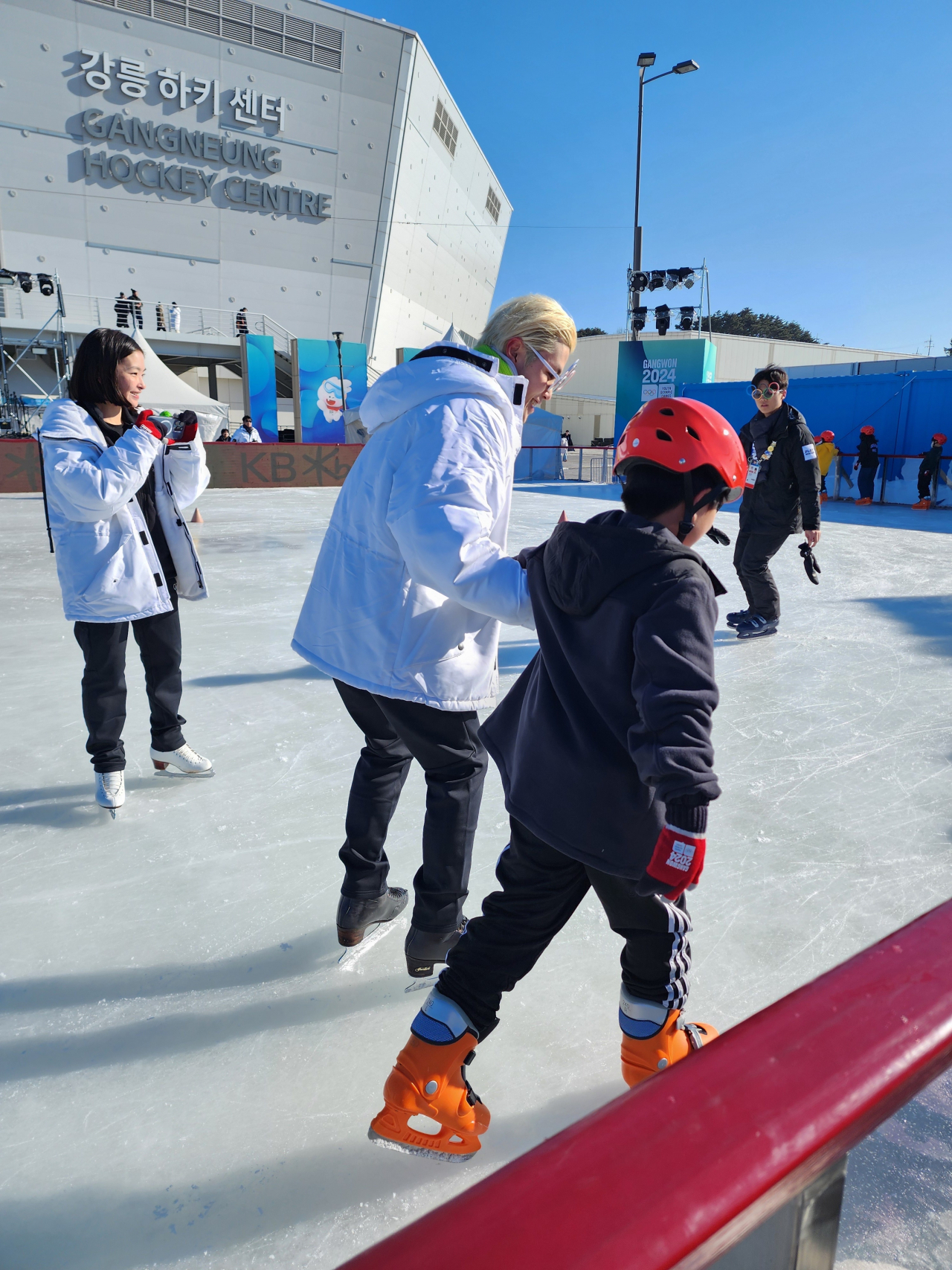 Alex Shibutani skates together with a child during a mentoring program at Gangneung Hockey Centre in Gangneung, Gangwon Province. (PyeongChang 2018 Legacy Foundation)