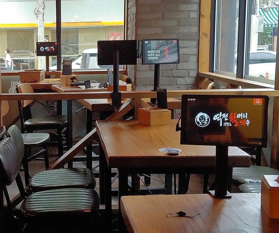 Tabletop tablet devices are installed at a local franchise pub. (T'order)