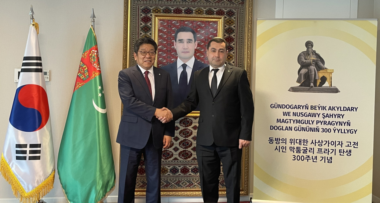 Turkmenistan Ambassador to South Korea B. Durdyev (right) and CEO Choi Jin-young of The Korea Herald shake hands at the Embassy of Turkmenistan in Seoul on Tuesday. (Photo provided by the Ministry of Foreign Affairs of Turkmenistan)