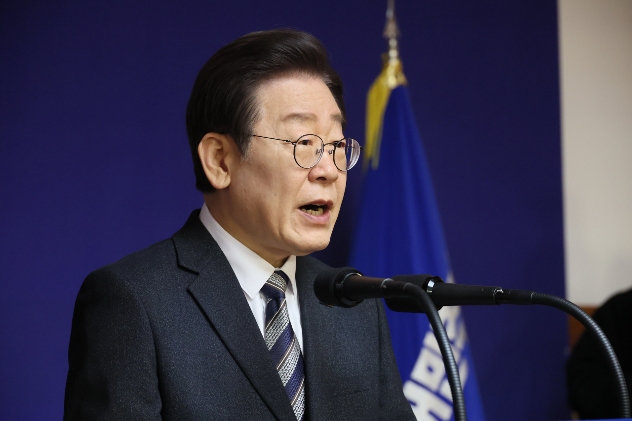 Democratic Party of Korea Chair Lee Jae-myung speaks at his New Year's press conference held at the National Assembly in western Seoul on Wednesday. (Yonhap)