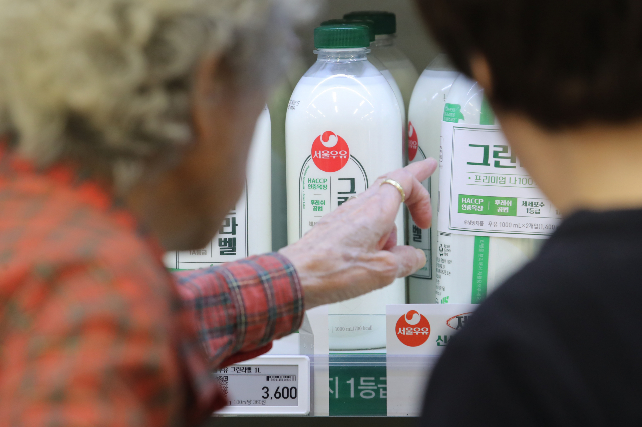 Milk products are displayed at a supermarket chain store in Seoul. (Newsis)