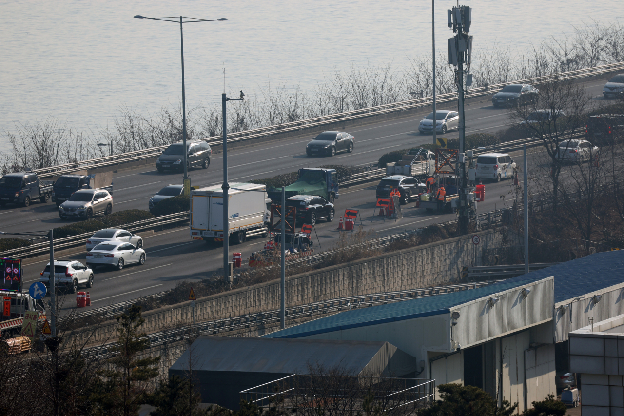 Traffic proceeds along Olympicdaero in Seoul on Tuesday. (Yonhap)