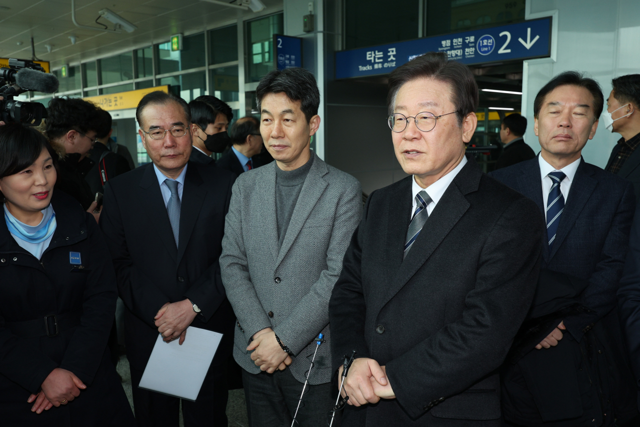 Democratic Party of Korea Chair Lee Jae-myung visits Sindorim Station in western Seoul on Thursday (Yonhap)