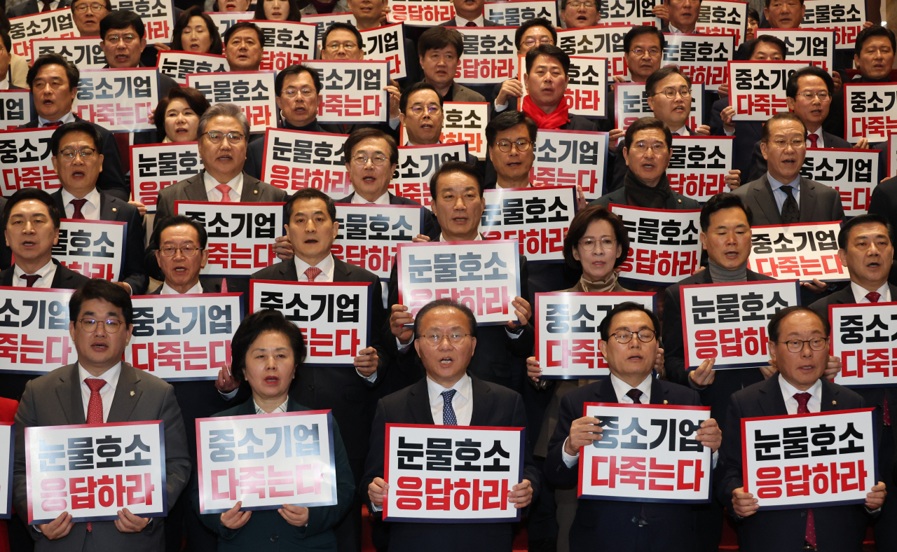 Ruling People Power Party lawmakers protest against the Democratic Party of Korea's decision to reject the proposal to temporarily halt the enforcement of the wider implementation of the Serious Accidents Punishment Act at the National Assembly on Thursday. (Yonhap)