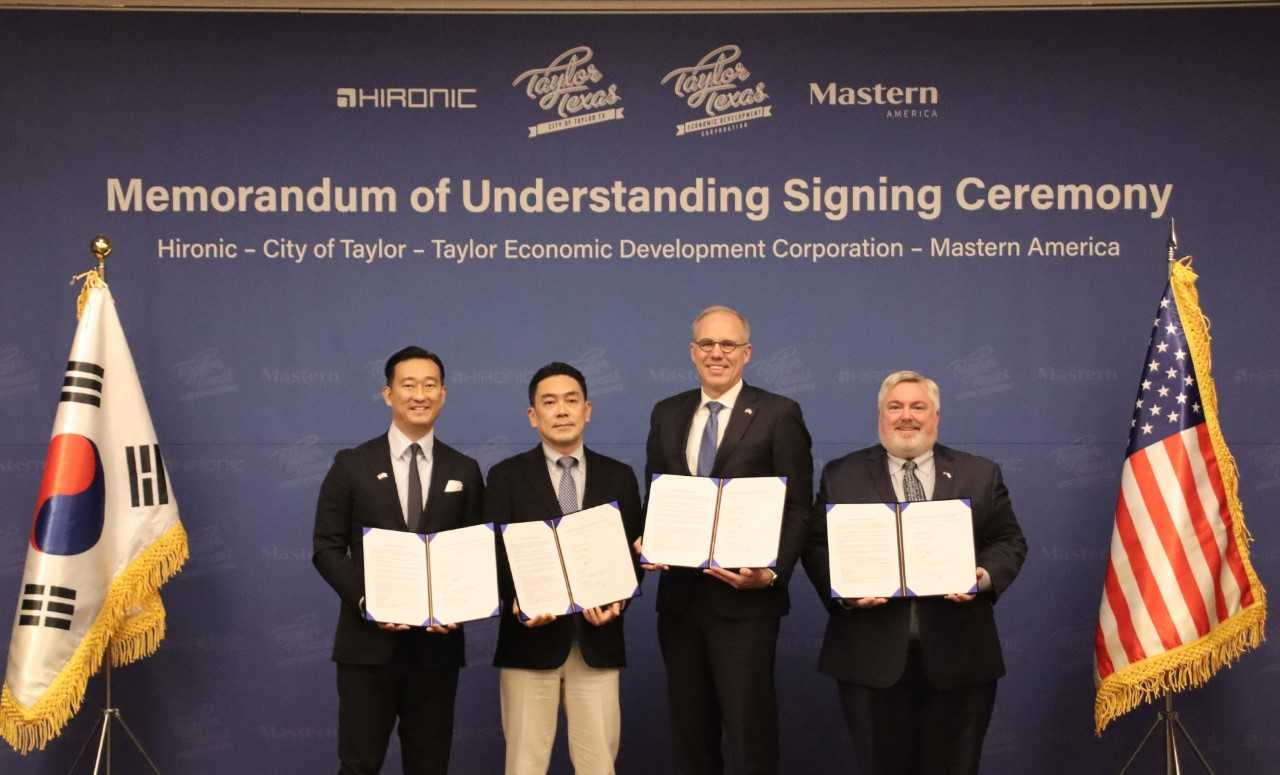 From left: Mastern America CEO Joseph Oh, Hironic CEO Lee Sang-won, Taylor Mayor Brandt Rydell and Taylor Economic Development Corp. CEO Ben White pose for photos at a signing ceremony held in central Seoul, Wednesday. (Mastern Investment Management)