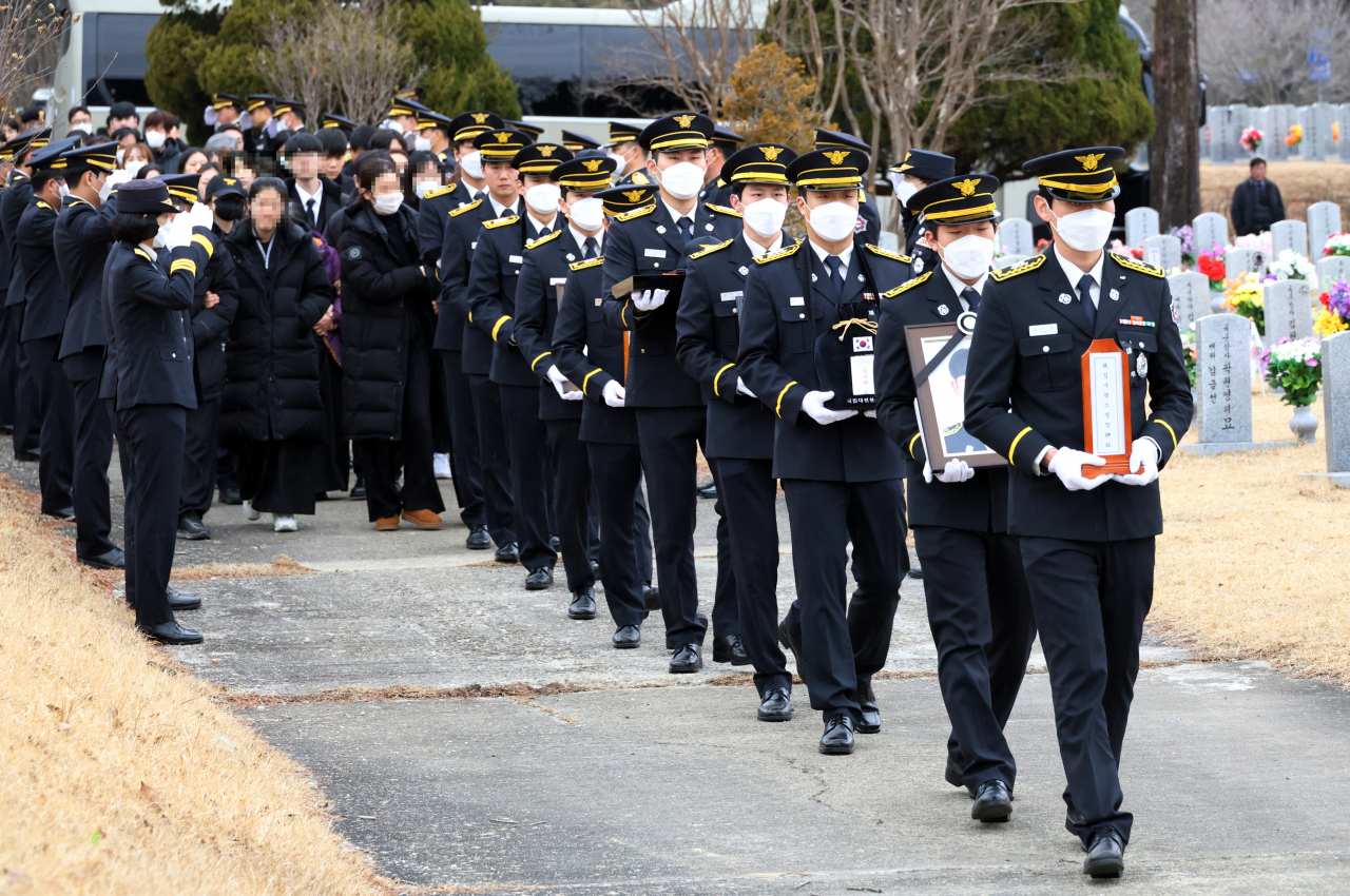 Colleagues pay tribute to two firefighters who died after being trapped in a burning meat processing factory earlier this week, during a ceremony held at Daejeon National Cemetery in Daejeon on Saturday. (Yonhap)