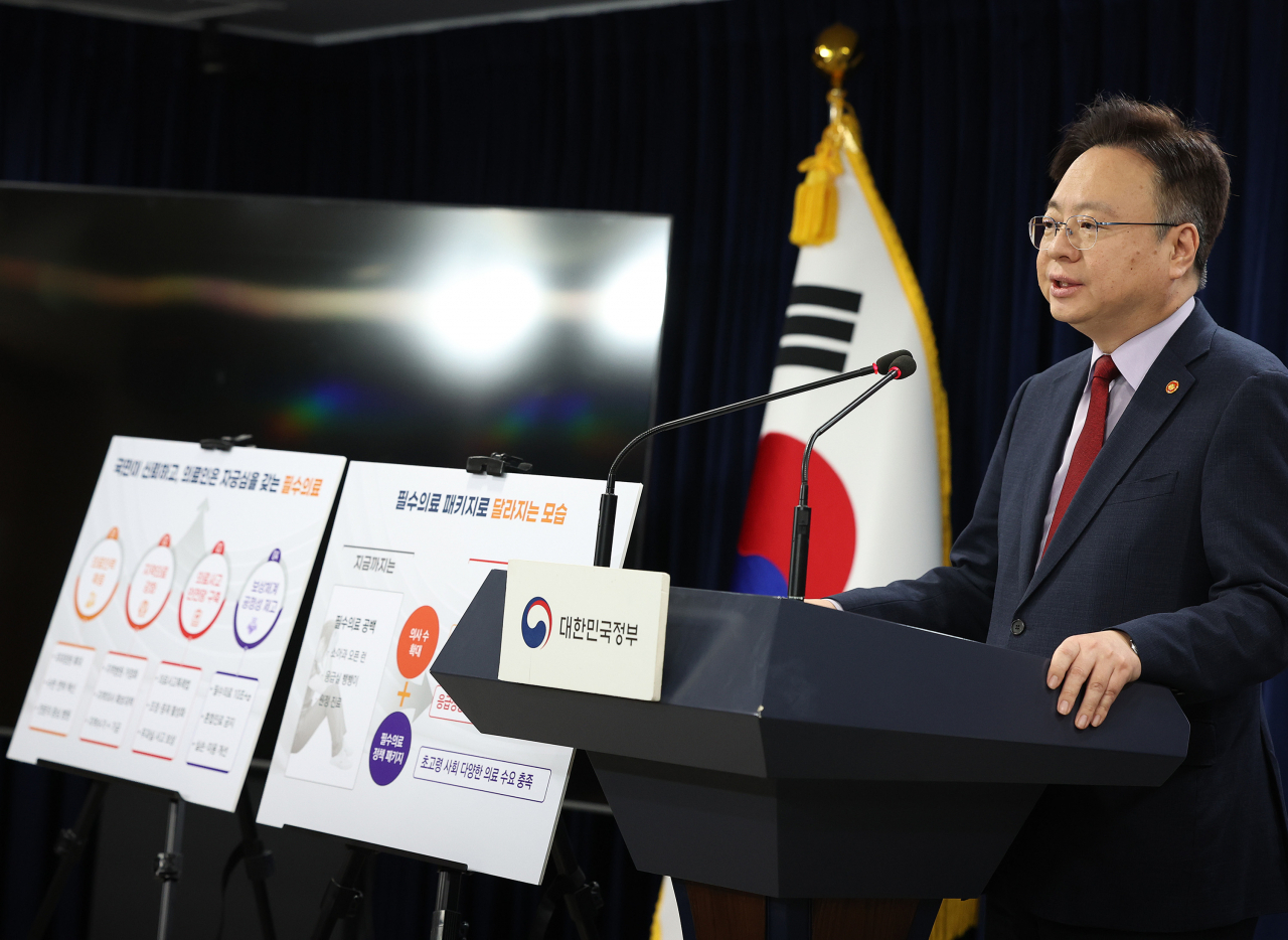 Health Minister Cho Kyoo-hong speaks during a press briefing on medical reform issues at the government complex in Seoul on Thursday. (Yonhap)