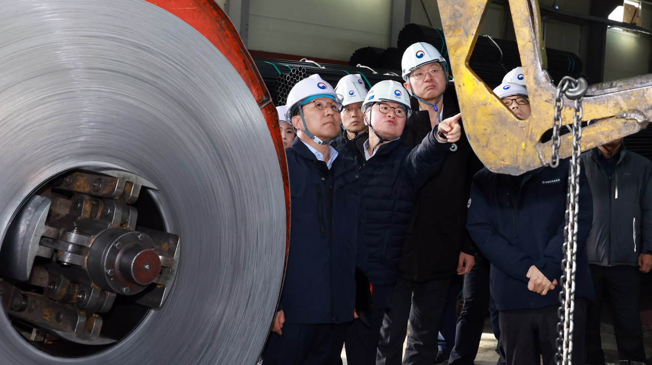 Lee Sung-hee, vice minister of Employment and Labor, visits and inspects the site where a fatal accident occurred at a small pipe manufacturing plant in Pocheon, Gyeonggi Province, Friday. (The Ministry of Employment and Labor)