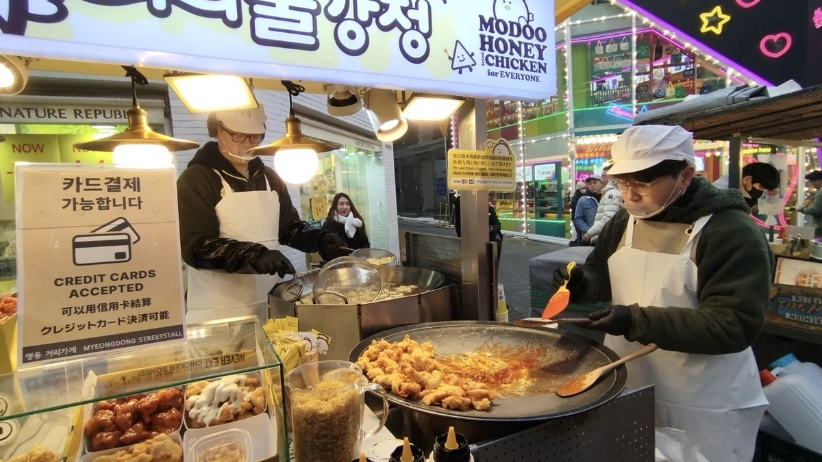 Retail merchants at one of Myeong-dong's street stalls (Jung-gu District Office)