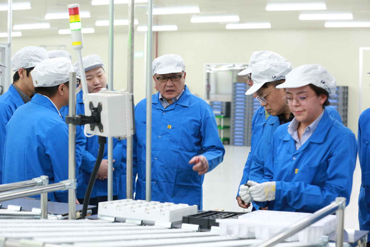 Koo Ja-kyun (center), CEO of LS Electric, speaks to workers at LS e-Mobility Solutions' electric vehicle parts manufacturing plant in Durango, Mexico. (LS Electric)