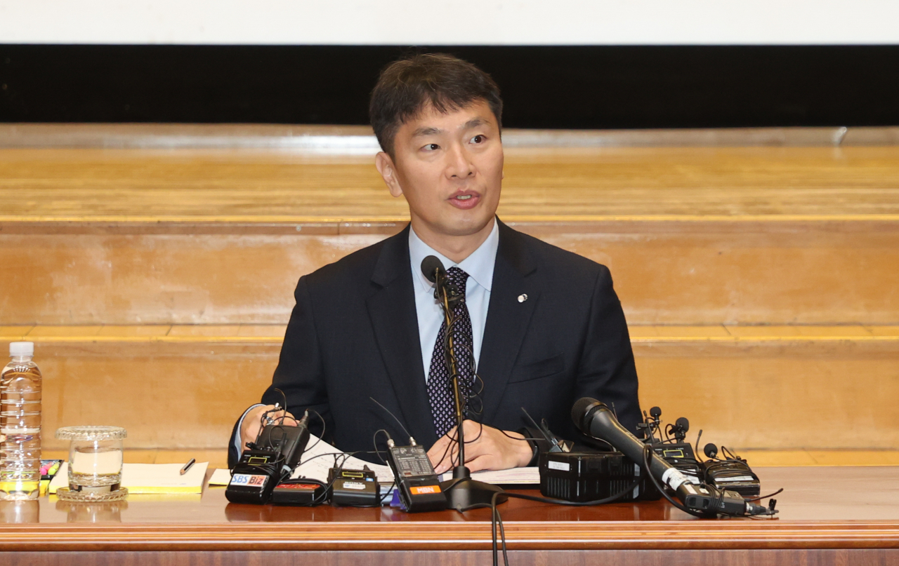 Lee Bok-hyun, chief of the Financial Supervisory Service, speaks during a press conference held to announce its plans for the new year at the financial watchdog's headquarters in Seoul, Monday. (Yonhap)