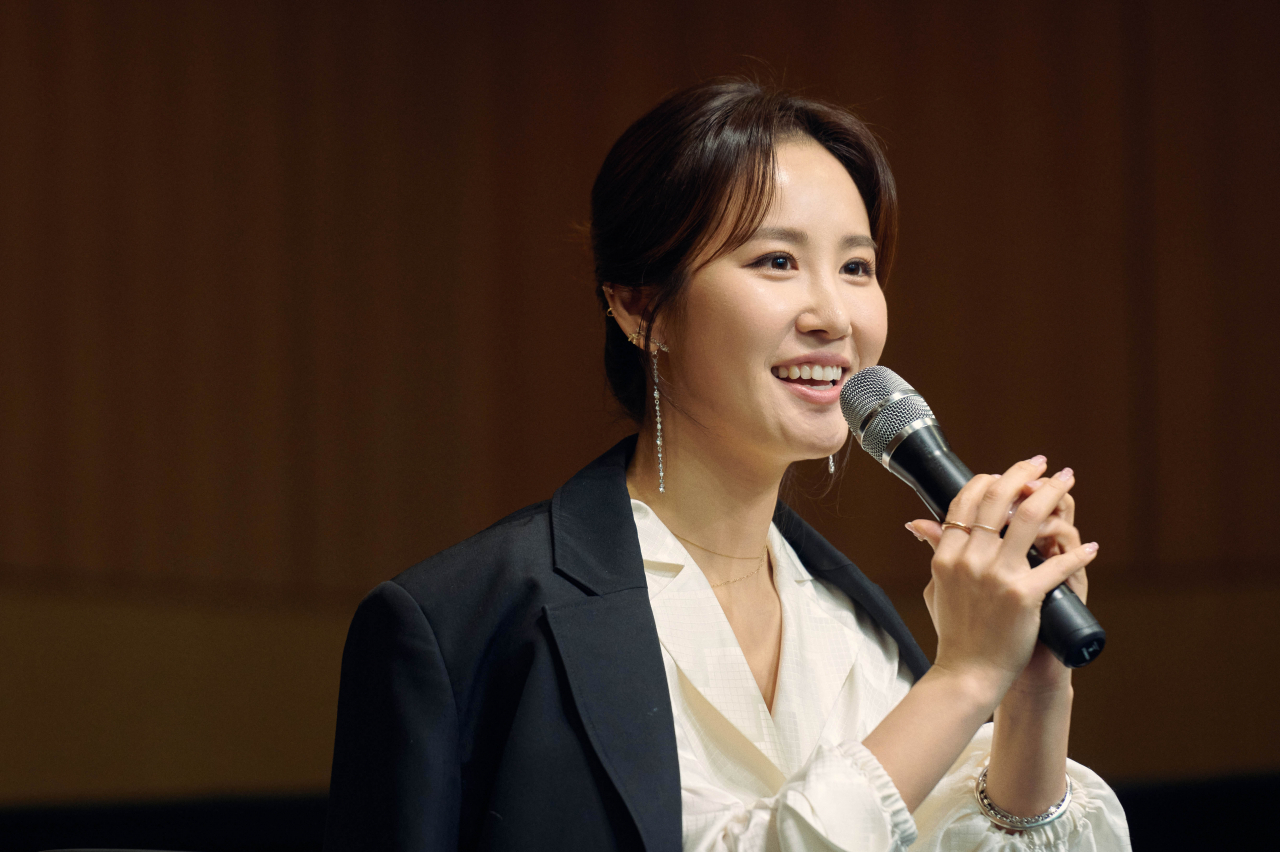 Soprano Park Hye-sang talks during a press conference held at Cosmos Art Hall in Seoul on Monday. (Universal Music)