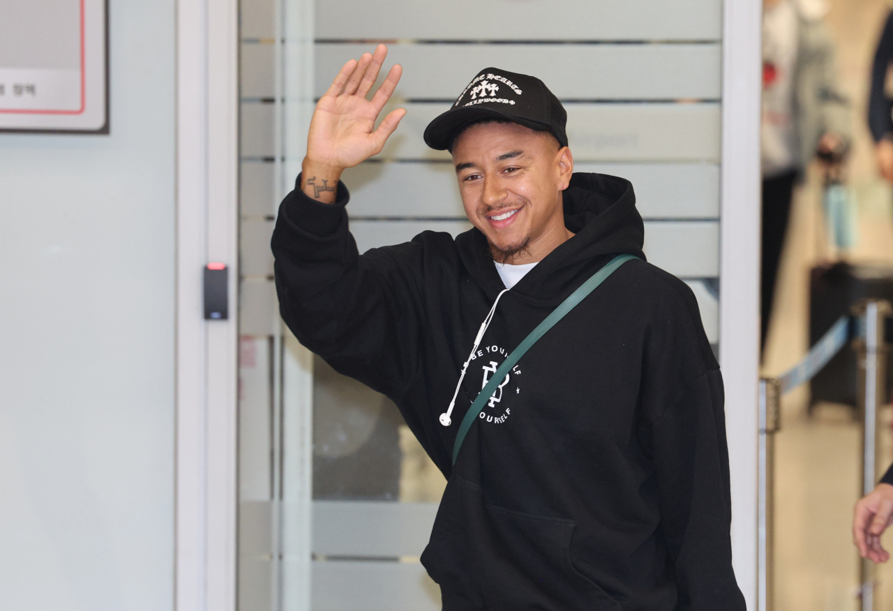 Jesse Lingard, former Manchester United midfielder and England men’s national football team member, waves at the fans welcoming his arrival at Incheon International Airport on Monday. (Yonhap)