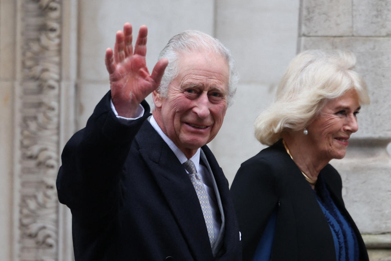 Britain's King Charles III (left) waves as he leaves, with Britain's Queen Camilla, the London Clinic on Jan. 29, 2024. (AFP-Yonhap)