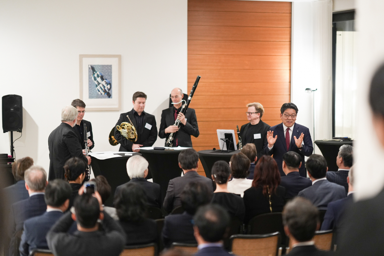 Previous incumbent and members of the Berlin Philharmonic perform at an event co-hosted by the German Embassy in Seoul and The Korea Herald at the German Ambassador’s Residence in Seongbuk-gu, Seoul. (Heo Tae-seung/The Korea Herald).