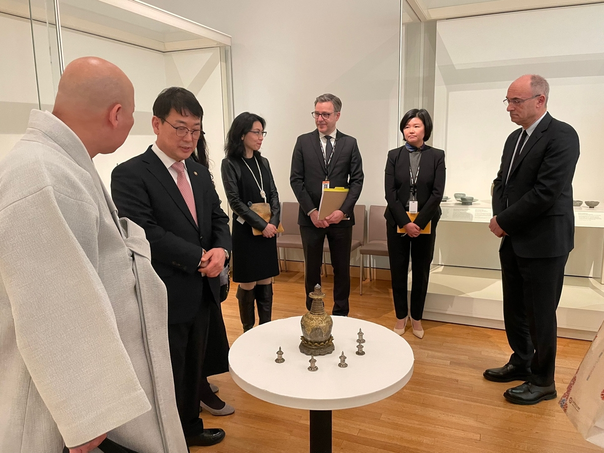 Choi Eung-chon (second from left), chief of the Cultural Heritage Administration, observes a Lamaistic reliquary from the 14th century at the Museum of Fine Arts, Boston on Monday. (CHA)