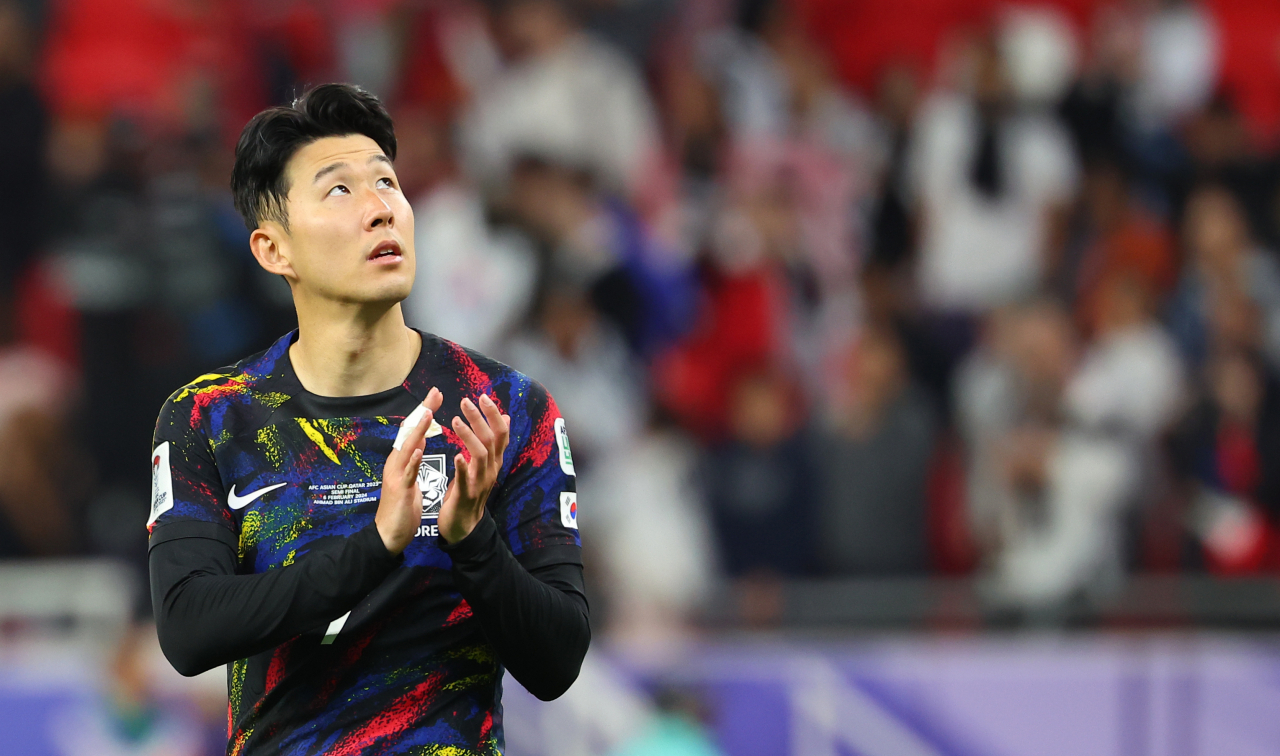 Son Heung-min expresses his gratitude toward the fans after South Korea's 2-0 loss to Jordan in the semifinals match of the Asian Cup in Qatar on Tuesday. (Yonhap)