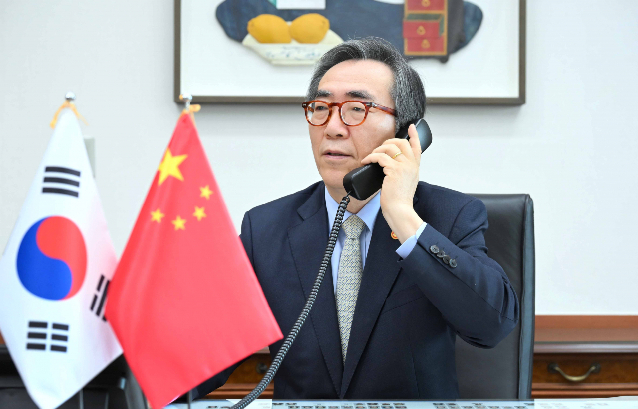 South Korean Foreign Minister Cho Tae-yul speaks over the phone with his Chinese counterpart, Wang Yi, Tuesday. (Foreign Ministry)
