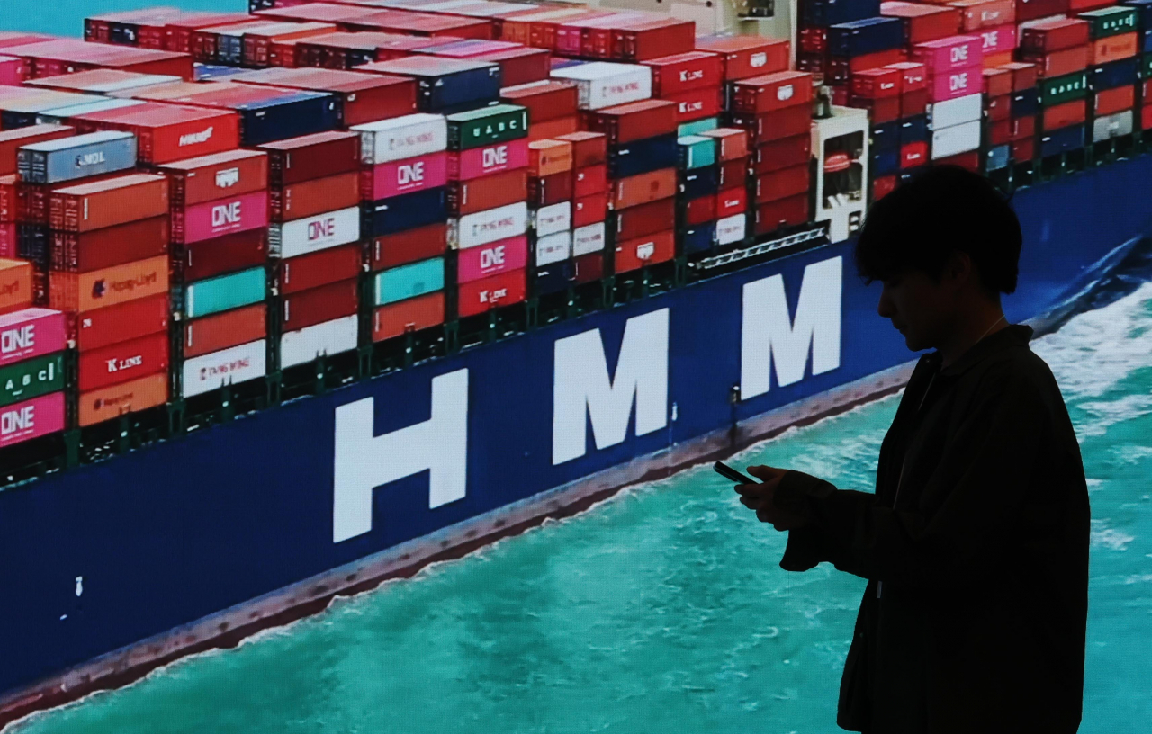A promotional video of HMM is played at the shipper's headquarters located in Yeouido, western Seoul on Nov. 23. Korea Development Bank said Tuesday the sale of HMM fell through as the entities were unable to reach an agreement over the details of the acquisition. (Newsis)