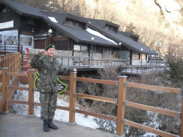 Ramyeon blogger Ji Young-jun poses for a photo during his mandatory military service in 2013. (Ji Young-jun)