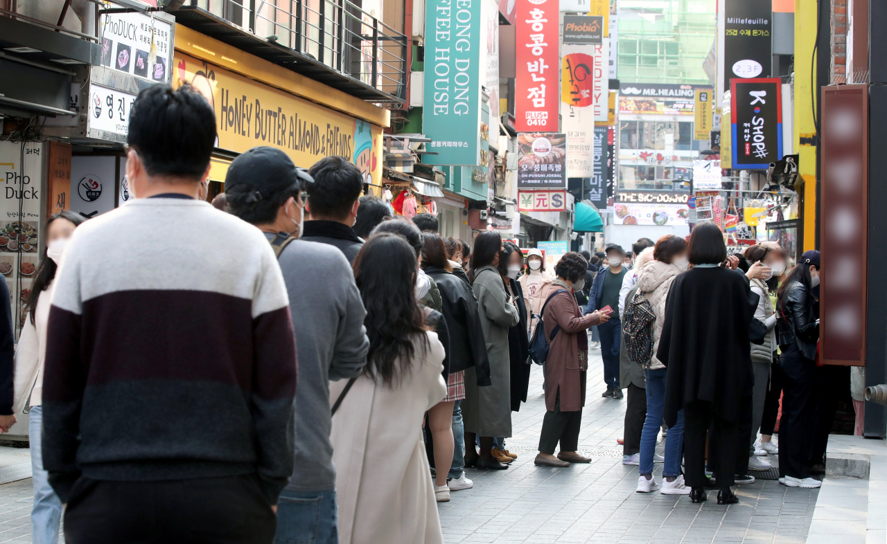 People wait in line to get seated at a restaurant in Seoul, Oct. 31, 2021. (Newsis)