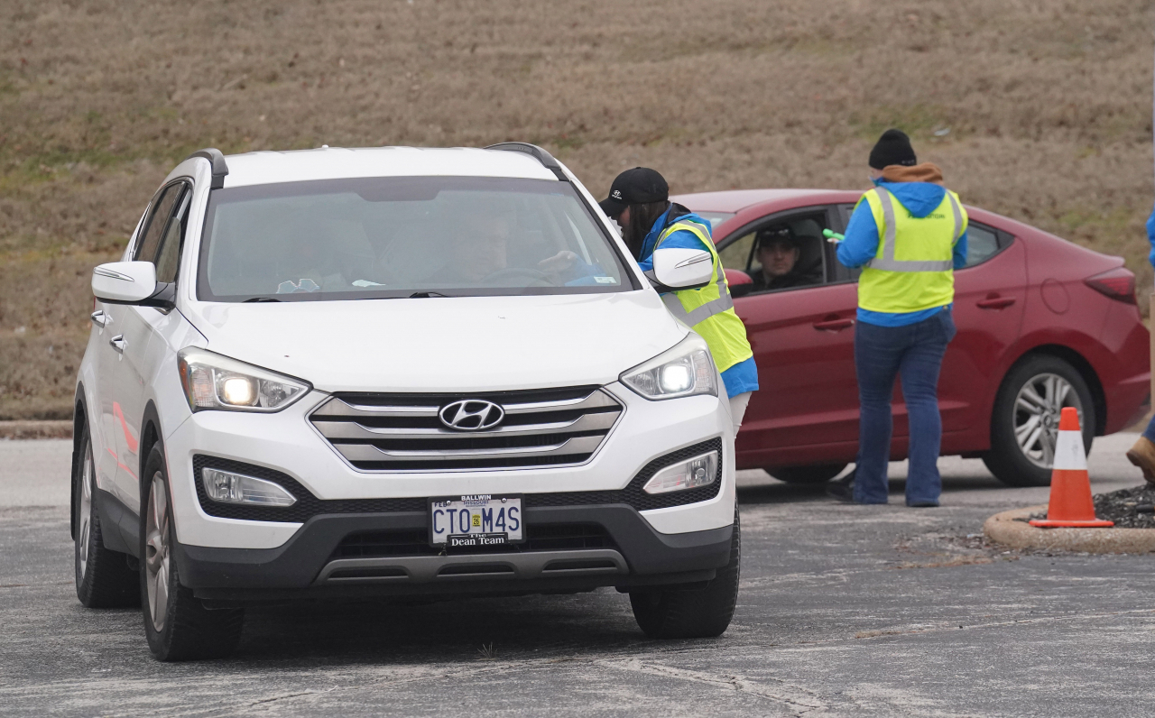 Customers in their Hyundai cars line up to have their ignition system software upgraded in Chesterfield, Missouri on Friday last week. (UPI-Yonhap)