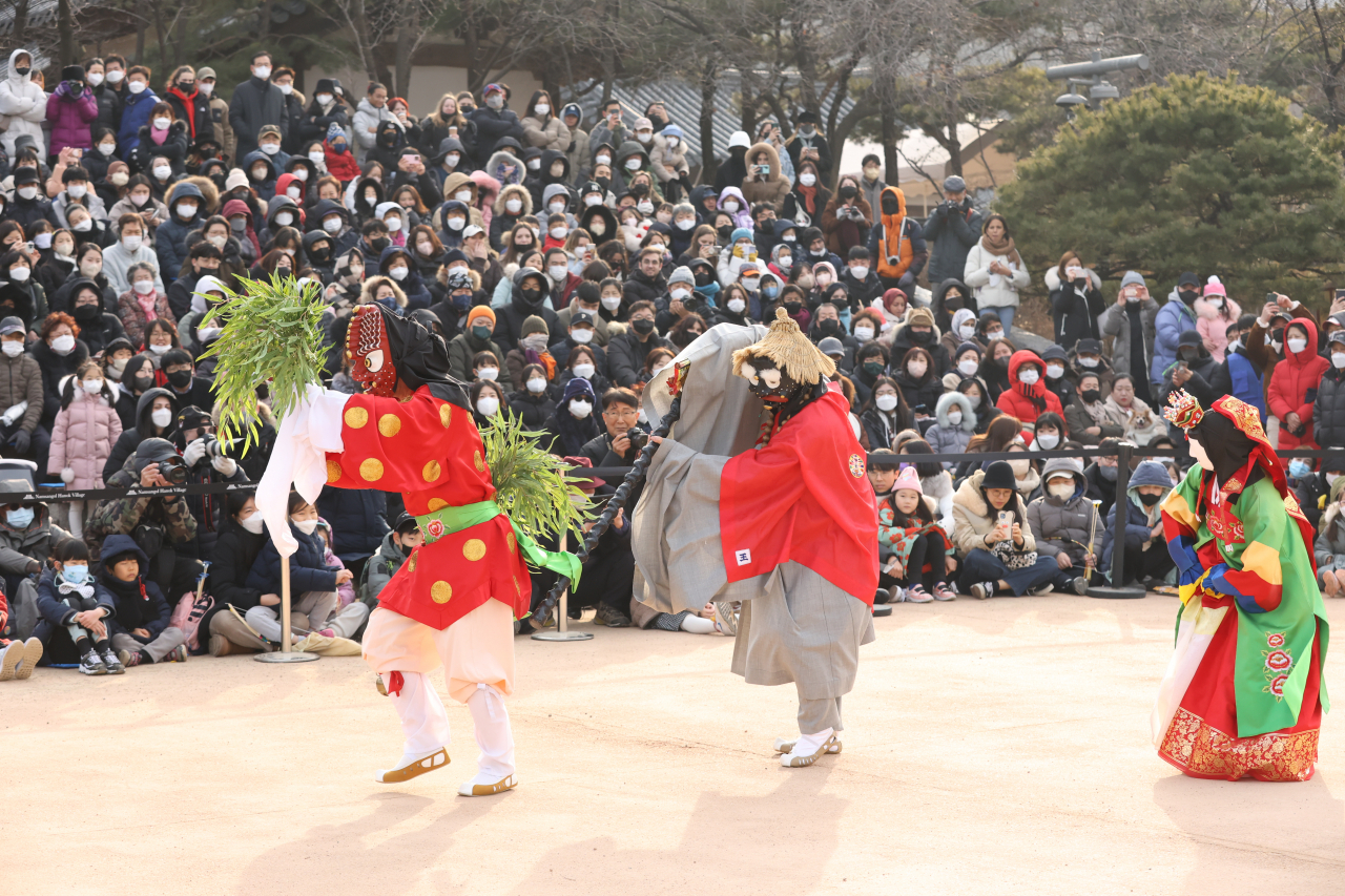 Visitors attend last year’s New Year’s festival at Namsangol Hanok Village. (Namsangol Hanok Village)