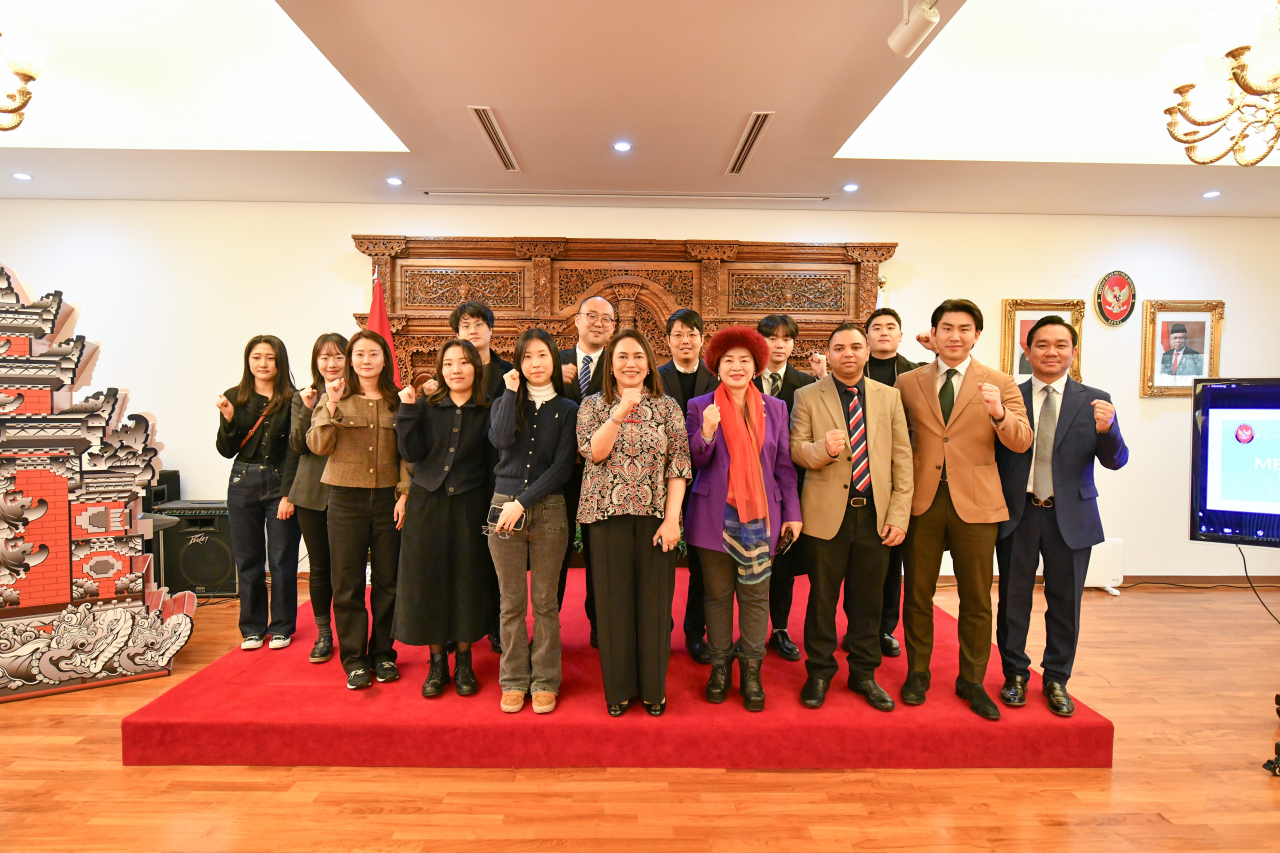 Attendees pose for a group photo after a media briefing at Indonesian Embassy in Yeongdeungpo-gu, Seoul. (Indonesian Embassy in Seoul)