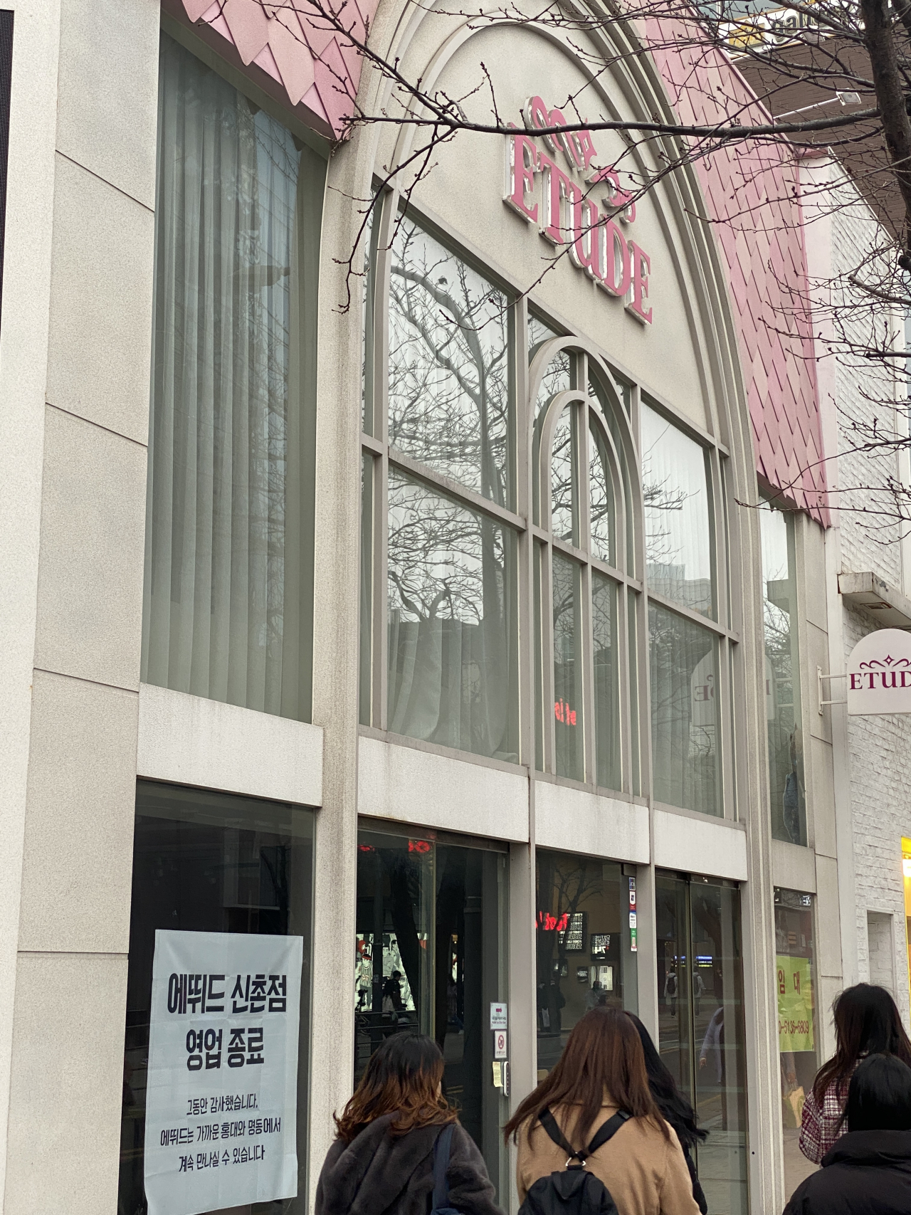A former Etude House cosmetics chain store remains vacant for months without a new tenant. (Hwang Joo-young/The Korea Herald)