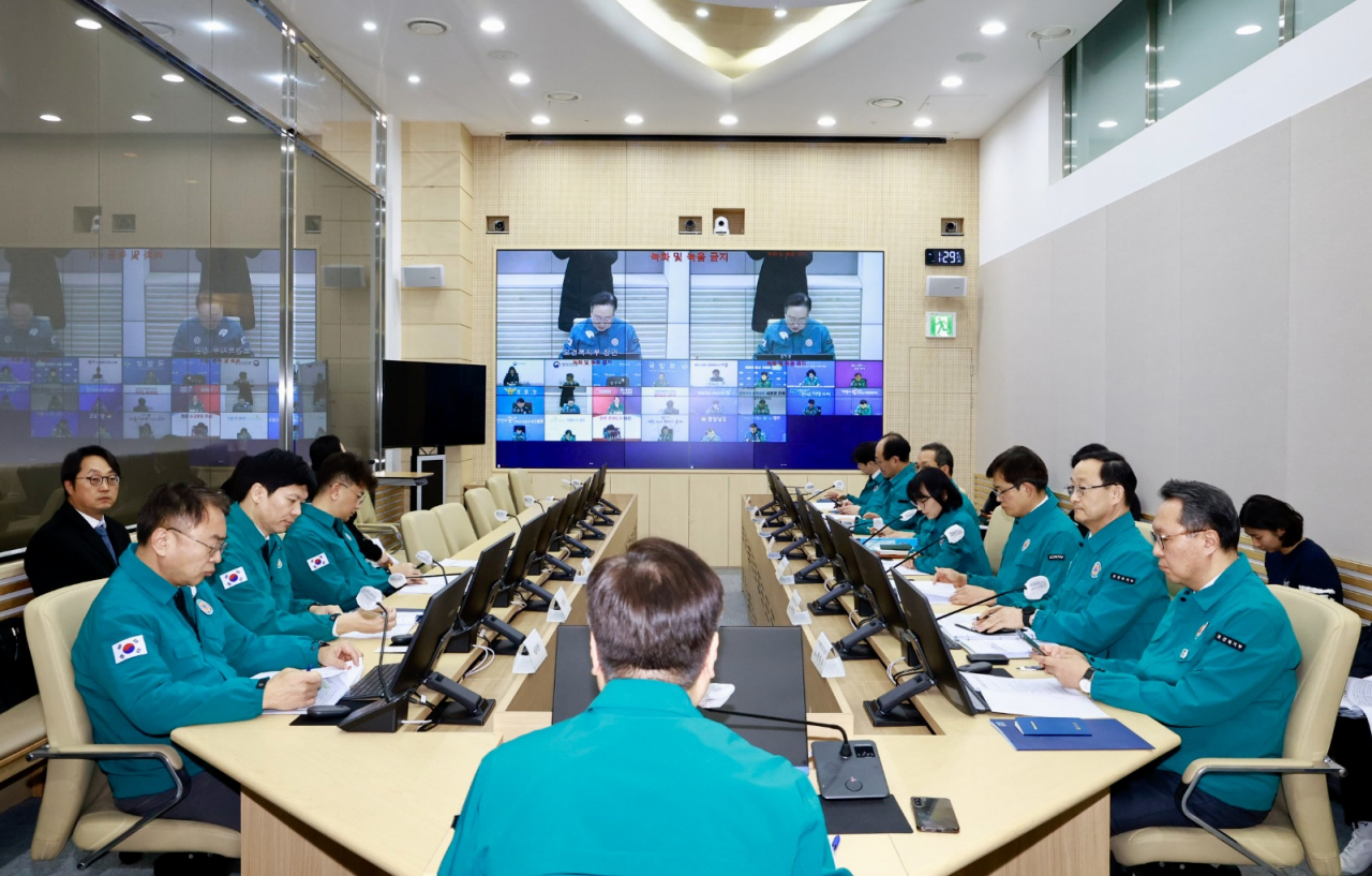 Health officials discuss measures against local doctors' collective action during a meeting held in Seoul on Wednesday. (Yonhap)