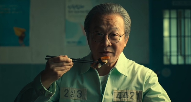 The character Hyeong Jeong-guk eats sushi while incarcerated in this scene from the Netflix drama 