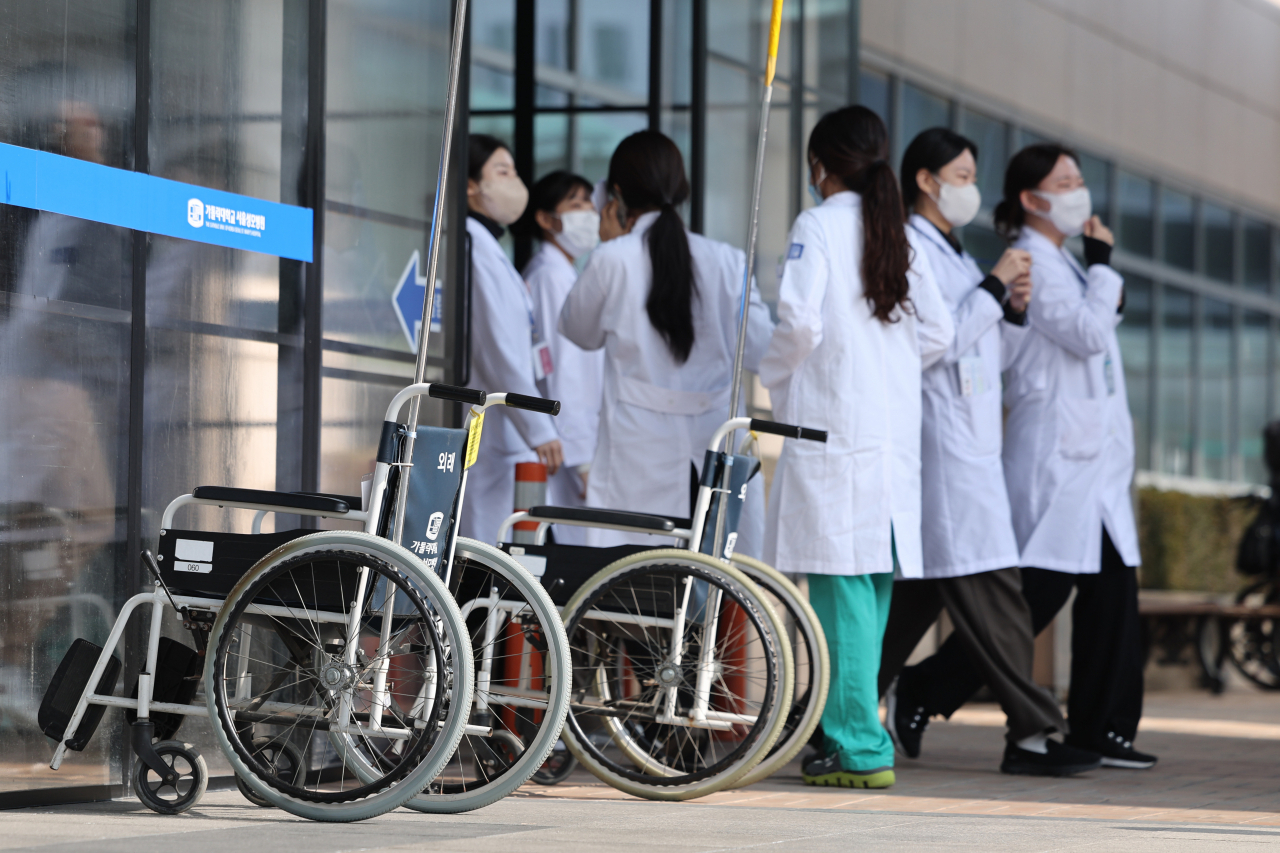 Doctors walk in front of a general hospital in Seoul, Feb. 8. (Yonhap)