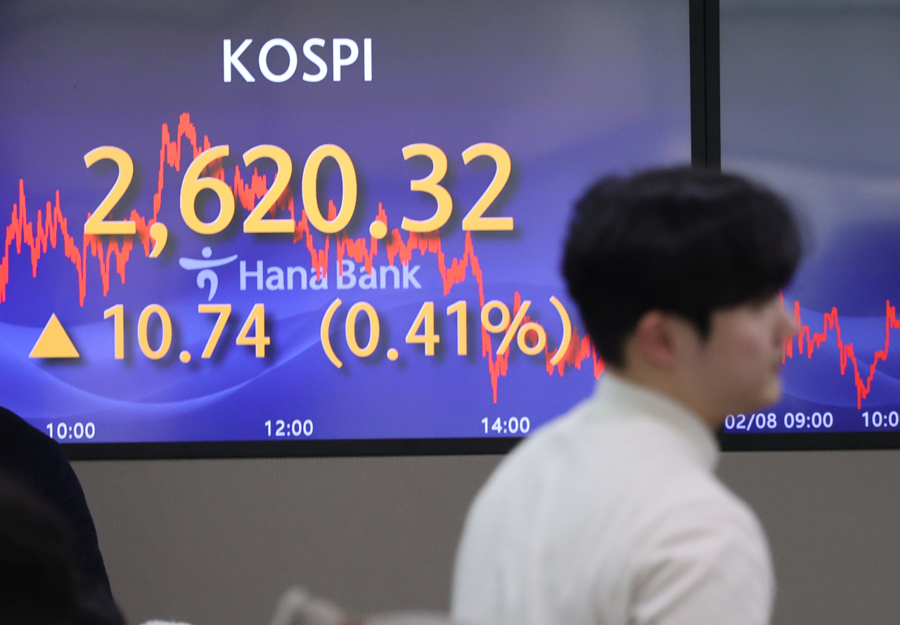 A electronic board shows the main bourse Kospi closing at 2,620.32 points at a dealing room of the Hana Bank headquarters in Seoul on Thursday, the last trading day before the Lunar New Year holidays. (Yonhap)