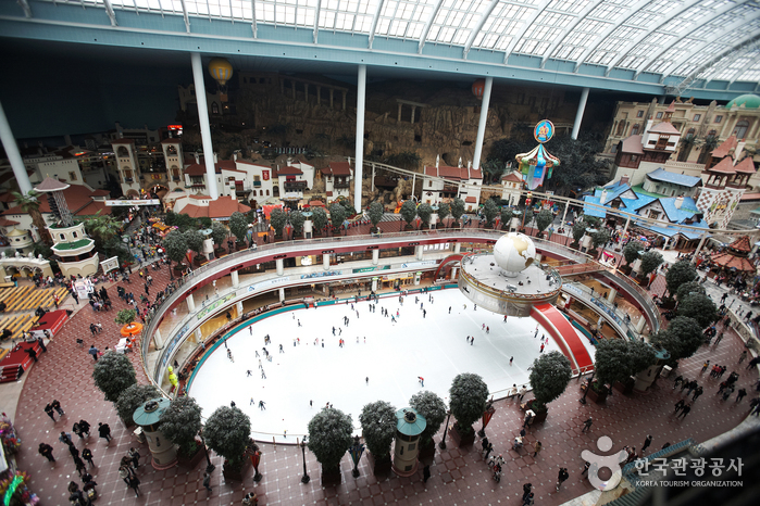 Lotte World Adventure's indoor ice skating rink (KTO)