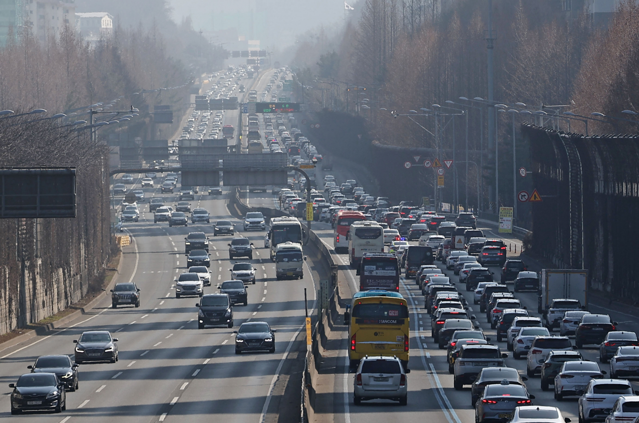 Traffic is congested on a highway near southern Seoul on Feb. 12, 2024, the final day of the four-day Lunar New Year holiday. (Yonhap)