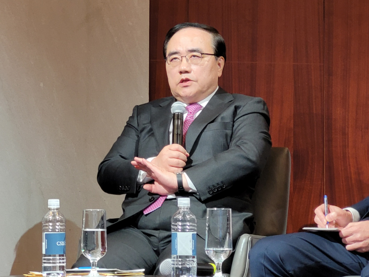 Former South Korean National Security Advisor Kim Sung-han speaks during a forum co-hosted by the Center for Strategic and International Studies and the Korea Foundation, in Washington, Monday. (Yonhap)