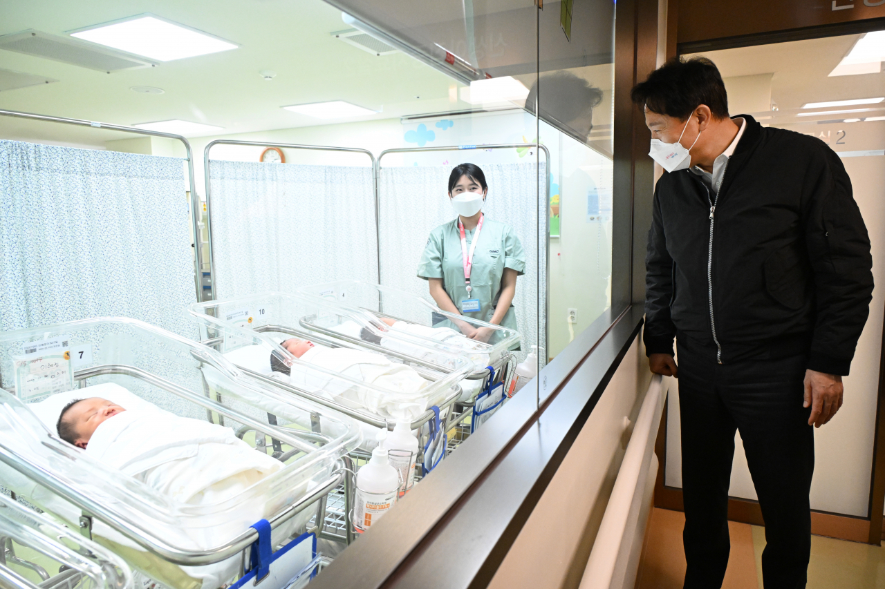 Seoul Mayor Oh Se-hoon looks at the newborns born on Jan. 1 at Kangbuk Samsung Hospital on Jan. 2. (Seoul Metropolitan Government)