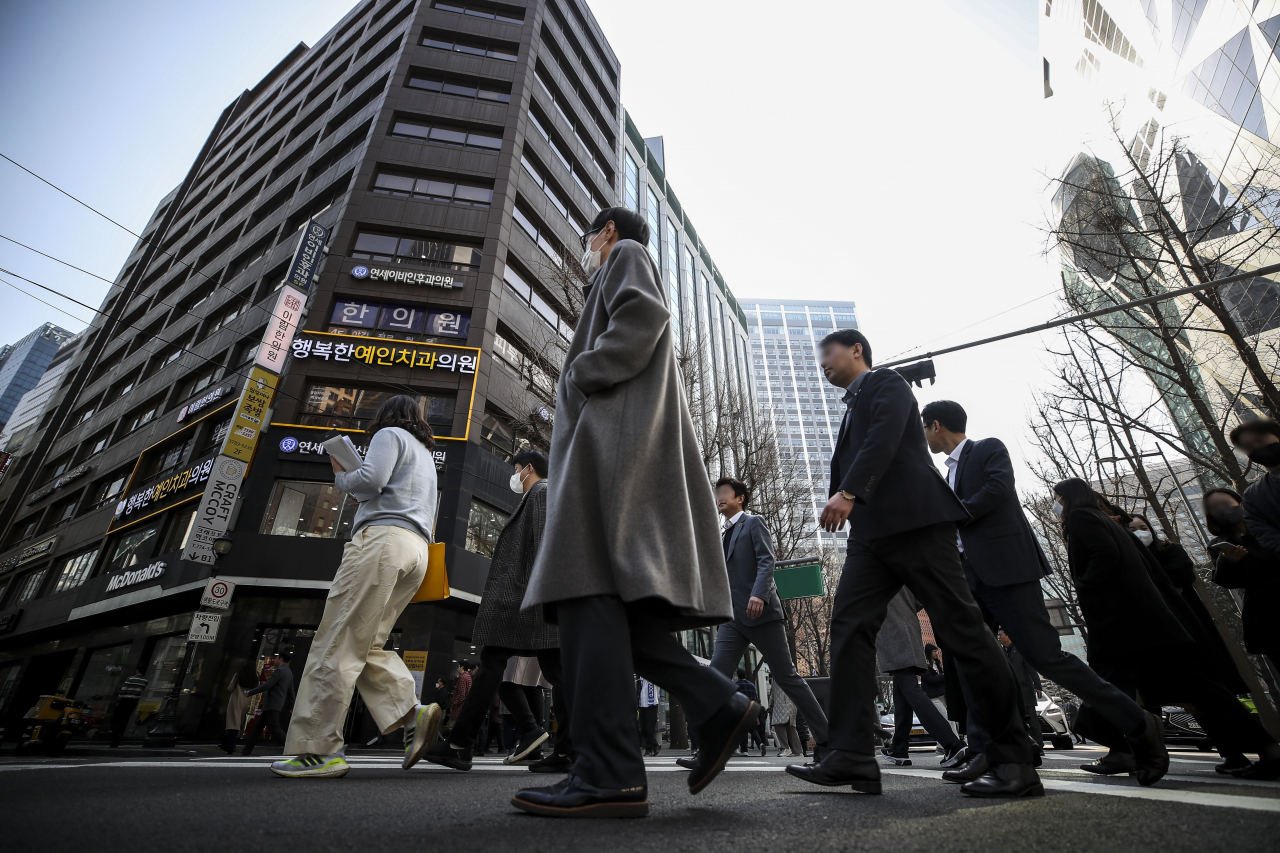 Office workers commute to work in central Seoul. (Newsis)