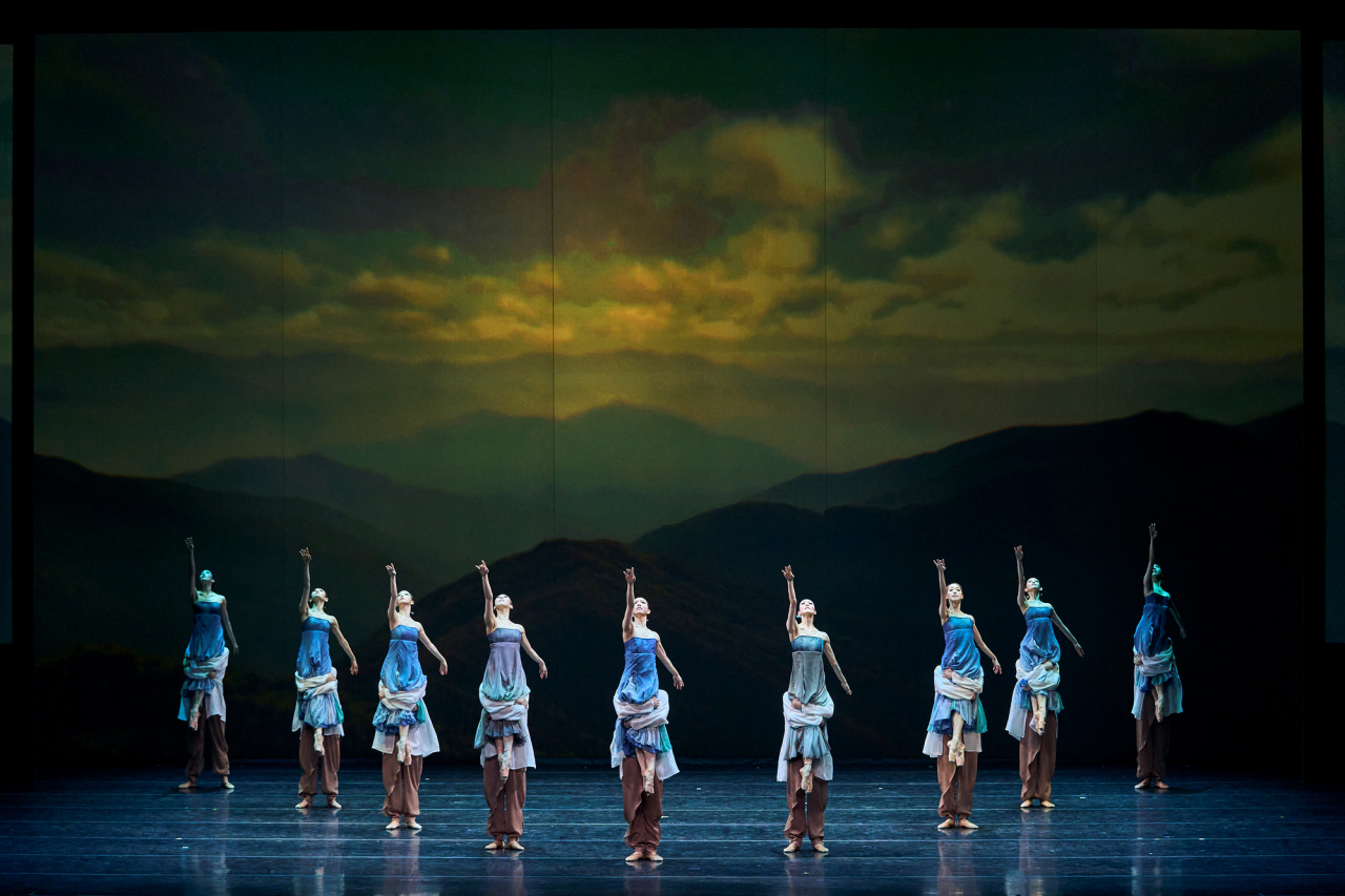 Dancers of the Universal Ballet perform “Gangwon, Jeongseon Arirang 2014” in “Korea Emotion.” (Universal Ballet)