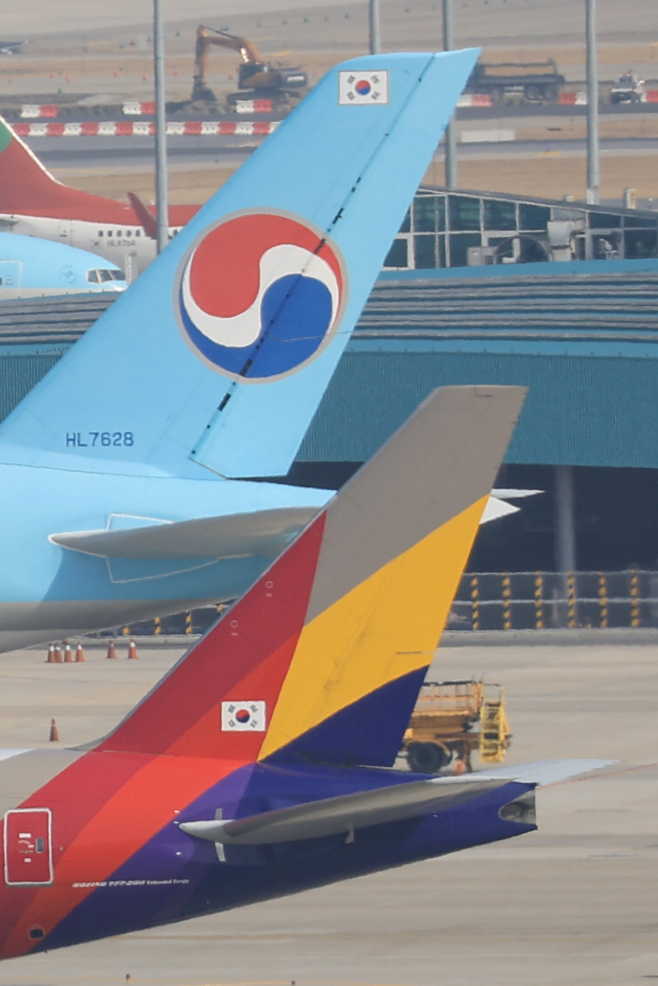 Korean Air and Asiana Airlines' aircrafts at Incheon International Airport (Yonhap)