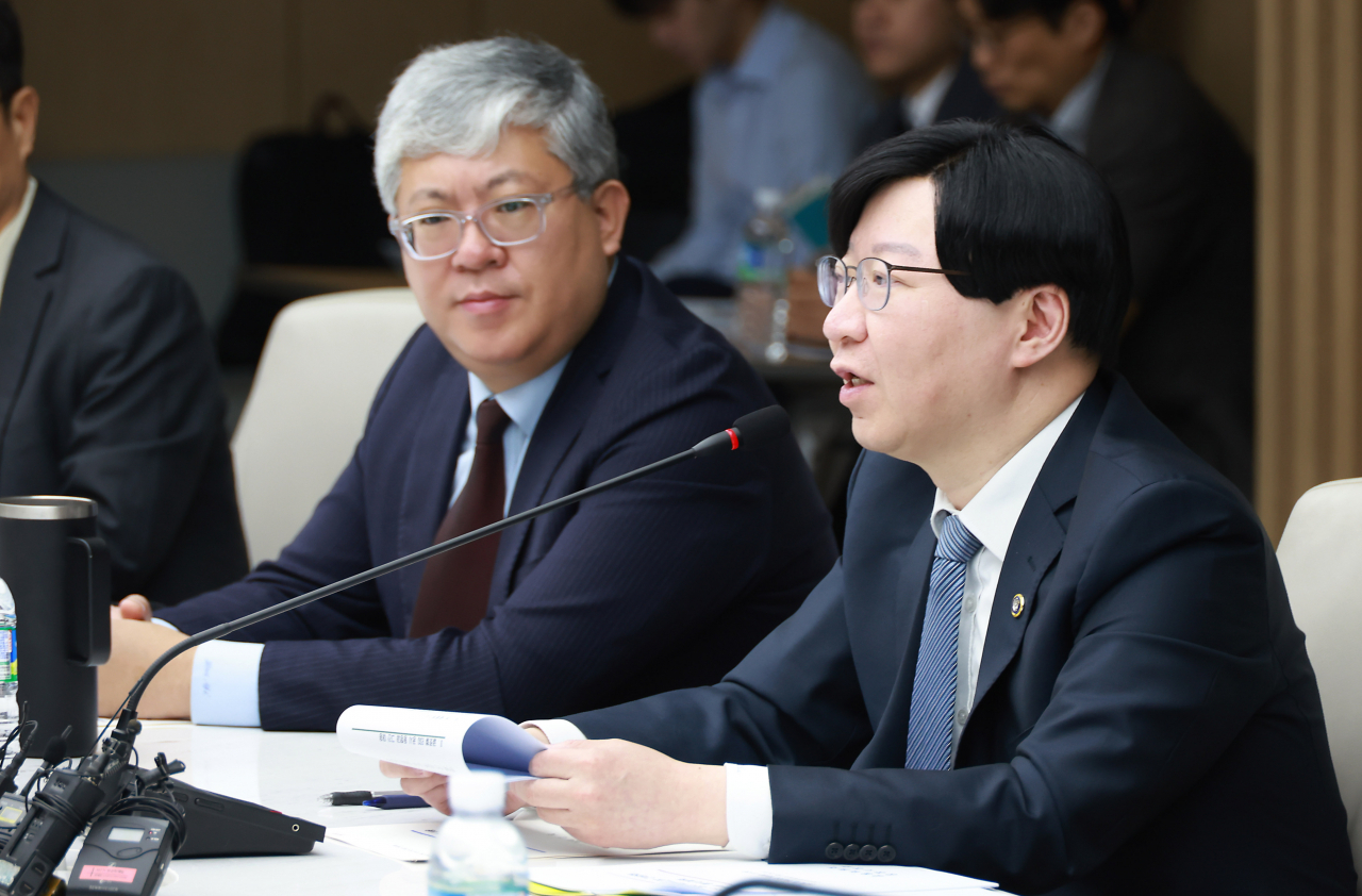 Kim So-young (right), vice chairman of the Financial Services Commission, speaks during a meeting at the Korea Chamber of Commerce and Industry headquarters in Seoul on Wednesday. (Yonhap)