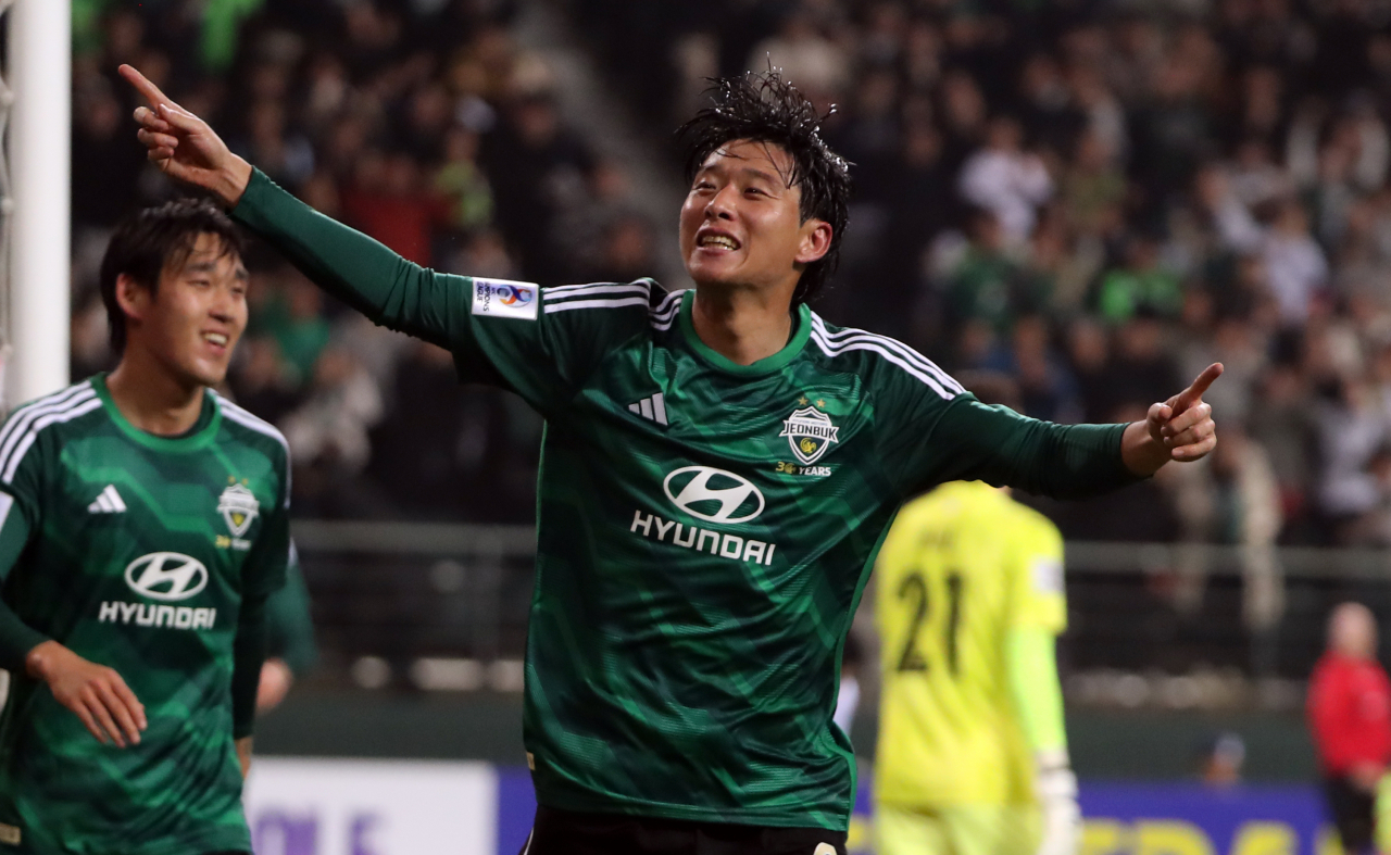 Ahn Hyun-beom of Jeonbuk Hyundai Motors (R) celebrates after scoring against Pohang Steelers during the opening leg of the round of 16 at the Asian Football Confederation Champions League at Jeonju World Cup Stadium in Jeonju, North Jeolla Province, on Feb. 14, 2024. (Yonhap)