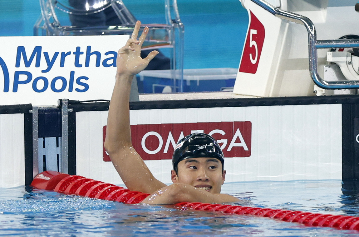 Hwang Sun-woo of South Korea celebrates after winning the men's 200-meter freestyle title at the World Aquatics Championships at the Aspire Dome in Doha on Tuesday. (EPA-Yonhap)