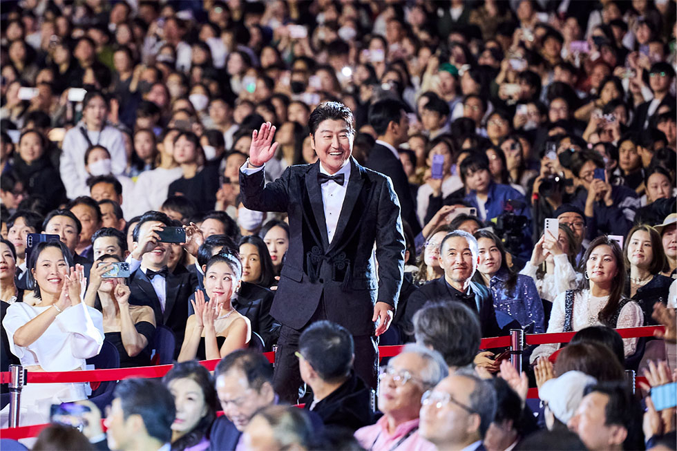 Song Kang-ho (center), the host of 28th Busan International Film Festival, poses for photos at the Busan International Film Festival's red carpet ceremony in October. (BIFF)