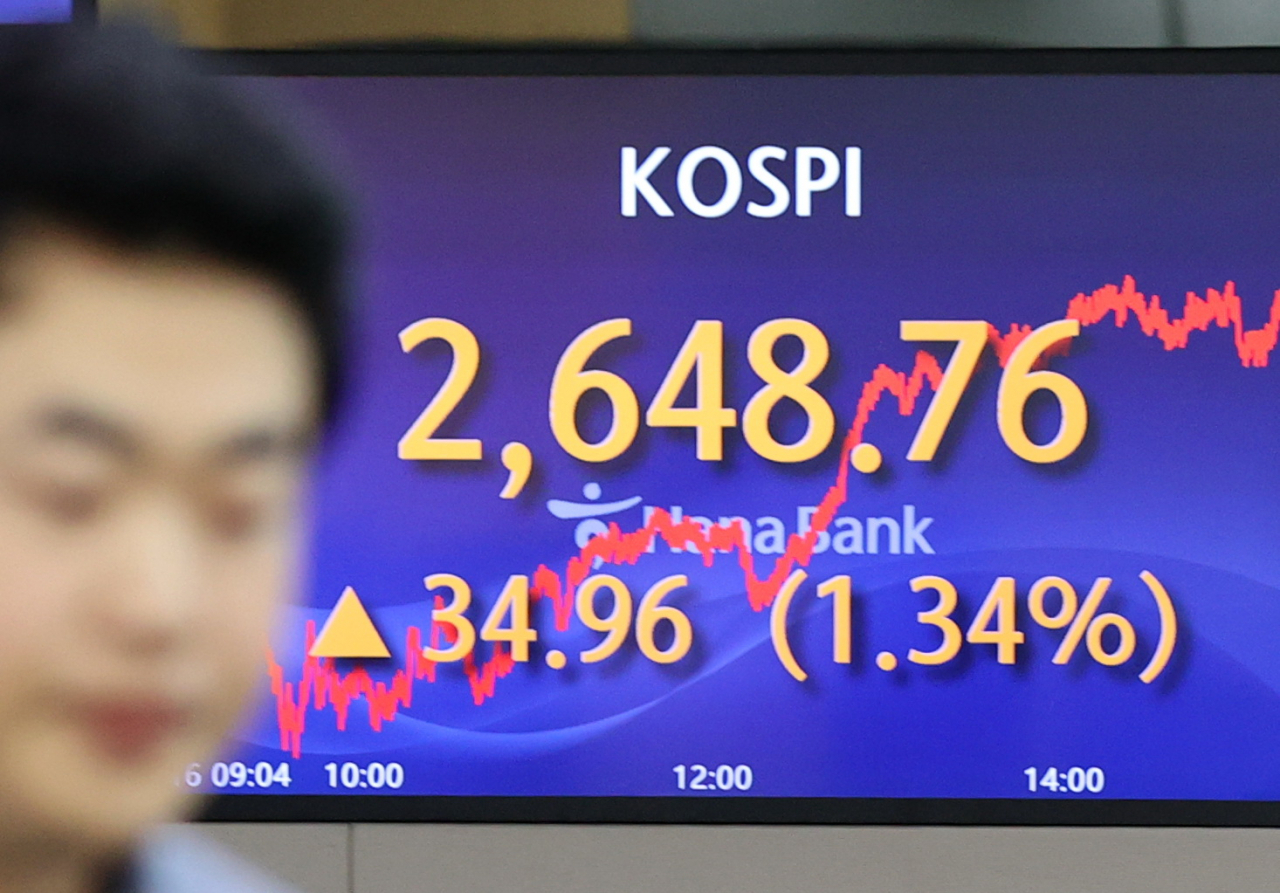 An electronic board shows the Kospi at a dealing room at the Hana Bank headquarters in Seoul on Friday. (Yonhap)
