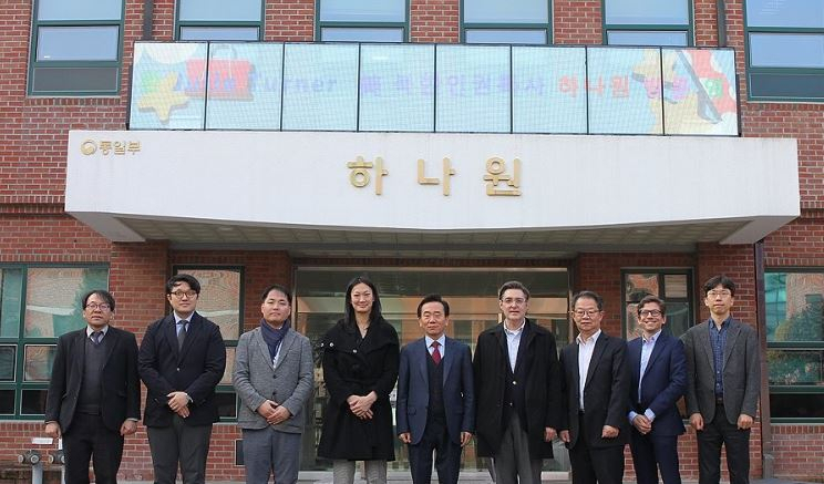 Julie Turner (4th from left), US special envoy for North Korean human rights issues, poses for a group photo during her visit to Hanawon, a government-run resettlement facility for North Korean defectors, in this photo provided by the unification ministry on Saturday. (Yonhap)