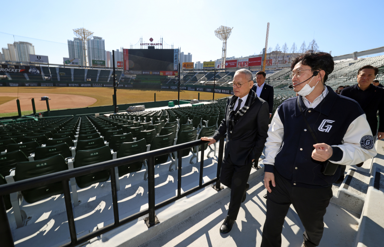 Culture Minister Yu In-chon (left) is briefed by an official as he visits the Sajik Baseball Stadium in the southwestern city of Busan on Saturday in this photo provided by his office. (Yonhap)