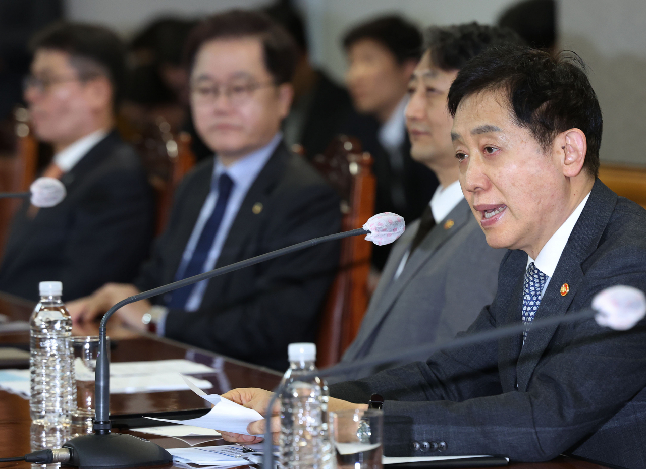 Financial Services Commission Chairman Kim Joo-hyun (far right) speaks during a meeting with the local financial groups held at the Korea Federation of Banks building in central Seoul, Thursday. (Yonhap)