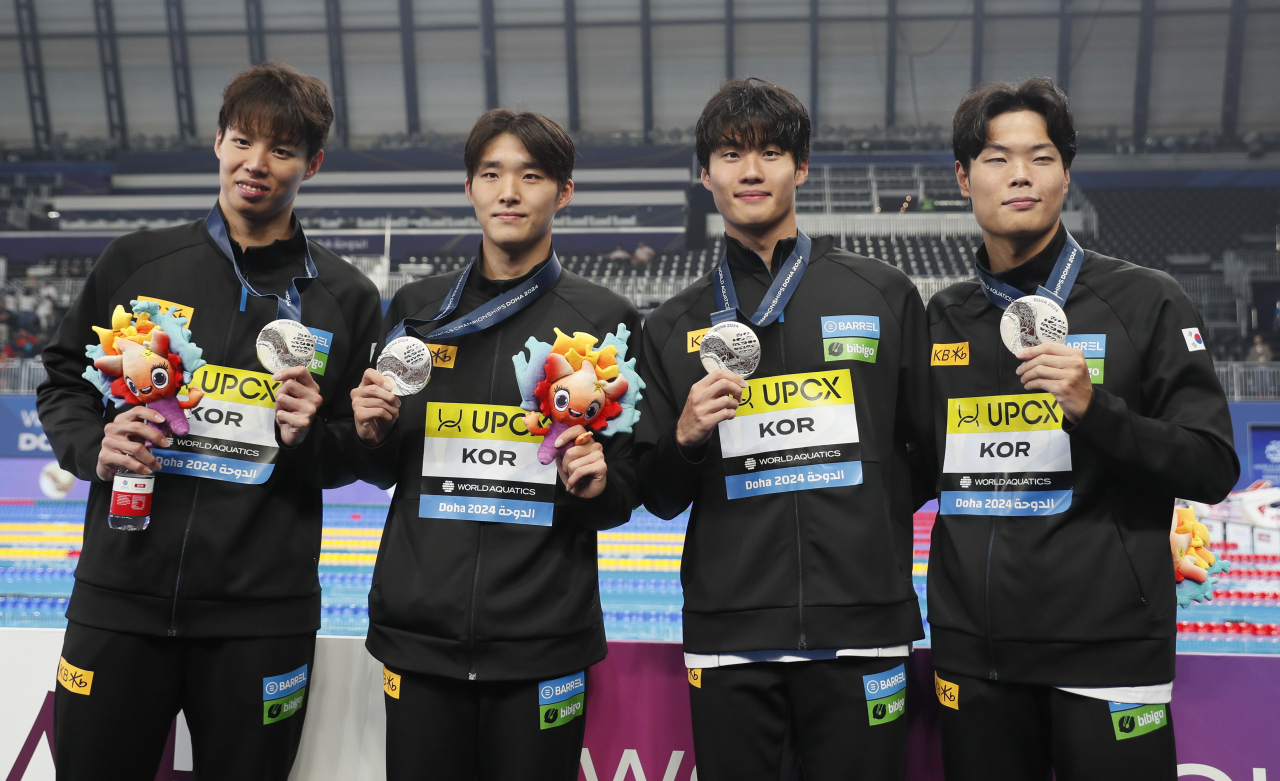 Yang Jae-hoon, Kim Woo-min, Hwang Sun-woo and Lee Ho-joon (left to right) pose with their silver medals after finishing second in the men's 4x200-meter freestyle relay at the World Aquatics Championships at the Aspire Dome in Doha on Friday.